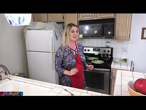 ❤️ A madrasta a ordenhá-lo na cozinha antes do seu encontro Porno russo em nós pt.4k-porno.ru ❌